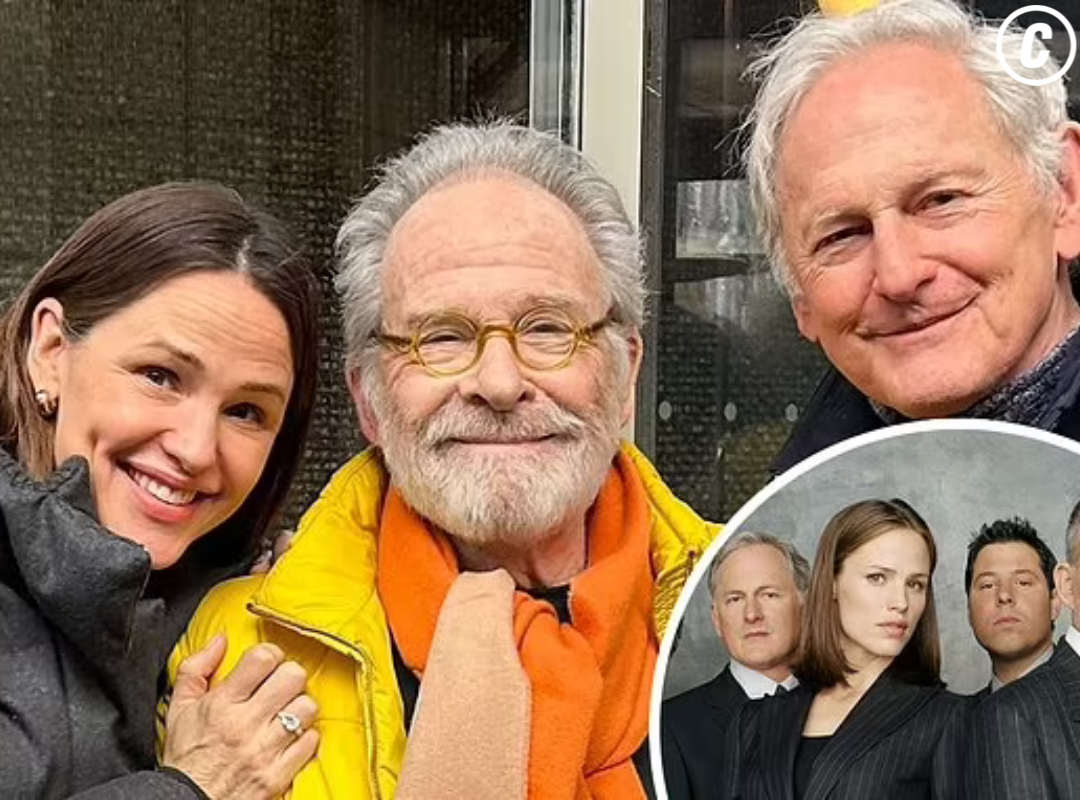 Jennifer Garner Reunites With Alias Co Stars Victor Garber And Ron